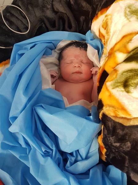 اولین نوزاد سزارینی در بیمارستان موقت ثلاث باباجانی به دنیا آمد.