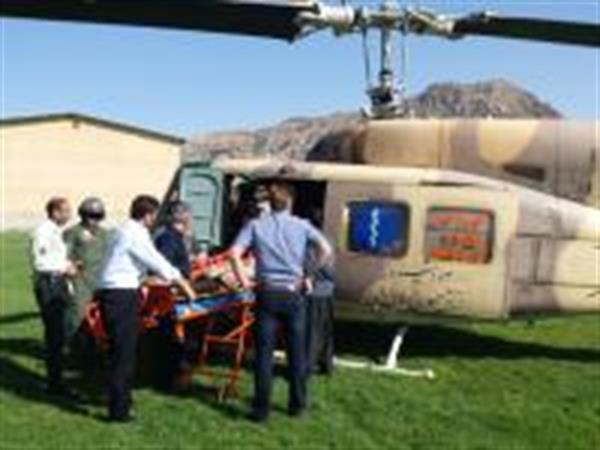 استفاده فوریتهای پزشکی دالاهو از بالگرد اورژانس هوایی برای انتقال فوری مصدوم به یمارستان طالقانی کرمانشاه