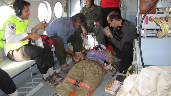 نجات یک کوهنورد حادثه دیده توسط تیم فوریتهای پزشکی و هلال احمر دالاهو در ارتفاعات نواکوه