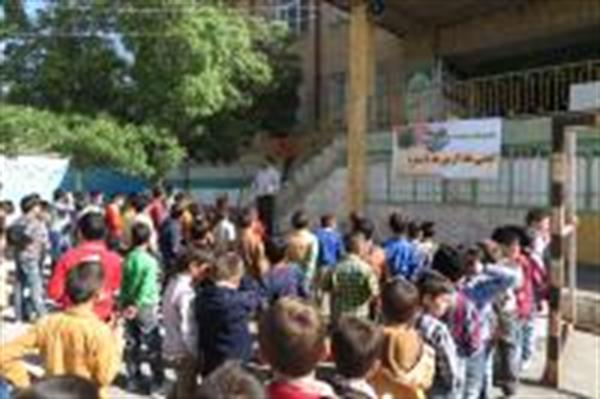 فعالیتهای آموزشی و بهداشتی در مدارس شهرستان دالاهو به مناسبت هفته سلامت1394