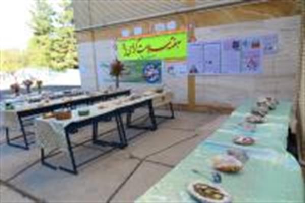 جشنواره غذای سالم به مناسبت هفته سلامت در دبیرستان فاطمیه شهرستان دالاهو