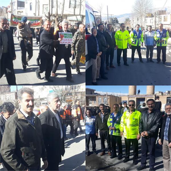 حضور مدیر وکارکنان شبکه بهداشت ودرمان دالاهو درراهپیمایی ۲۲بهمن سالروز پیروزی انقلاب اسلامی در شهرکرند